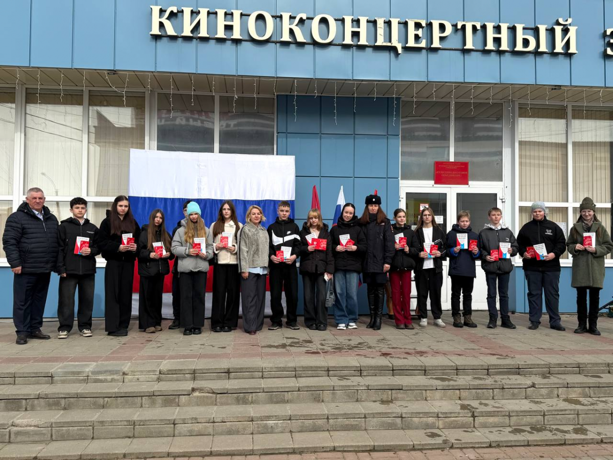 Глава Рассказово Вера Соколова в рамках празднования 12-й годовщины воссоединения Крыма с Россией вручила первые паспорта юным жителям города