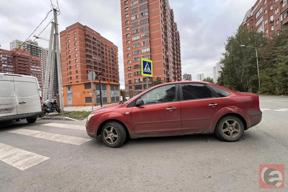 Наглость — второе счастье: водитель бросил машину на переходе и ушел по своим делам