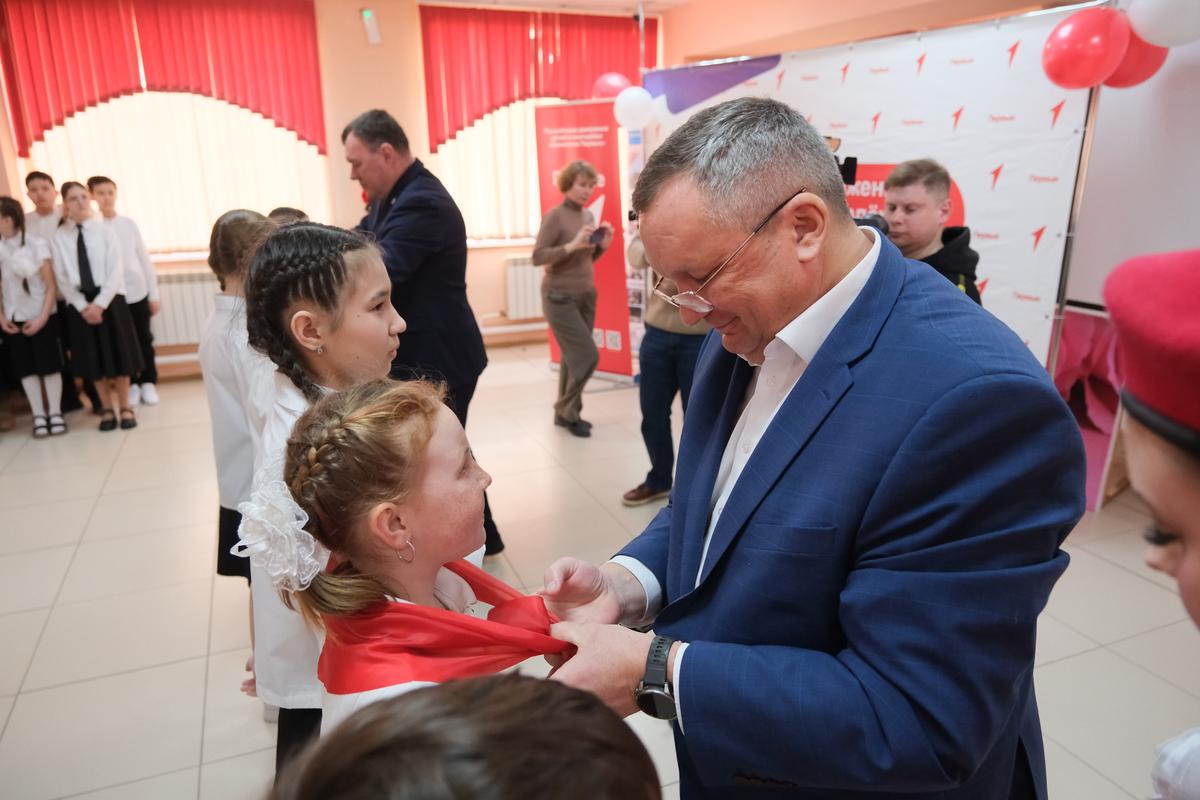 Председатель Думы Астраханской области Игорь Мартынов поздравил юных камызякцев со вступлением в ряды «Первых»