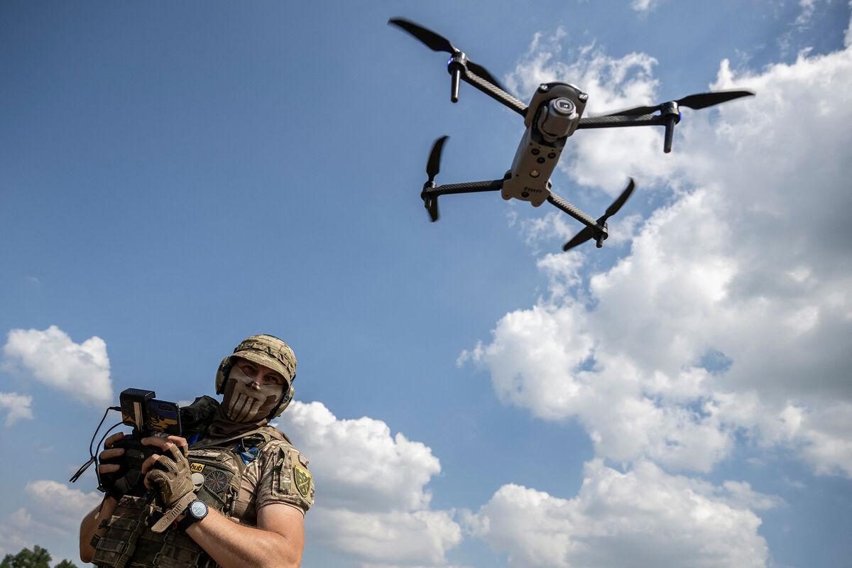 A Russian soldier fought off an AF drone with his hand and saved four comrades