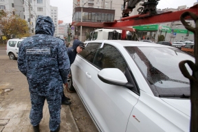 В Воронеже хозяйка Audi около двух суток просидела в машине, препятствуя ее аресту за долги