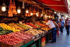 Стебли с блестками против свежего хамона: туристка сравнила рынки Испании и Москвы