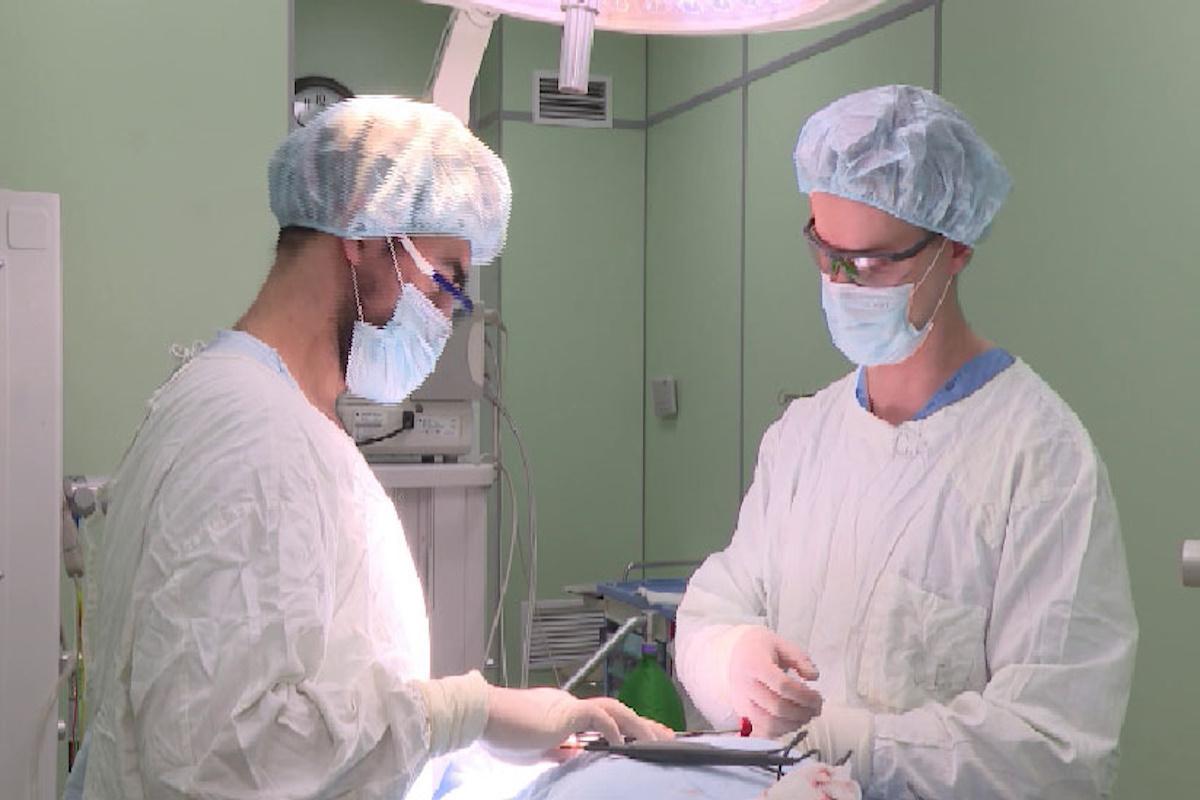 Свердловские онкологи впервые удалили опухоль основания черепа через нос