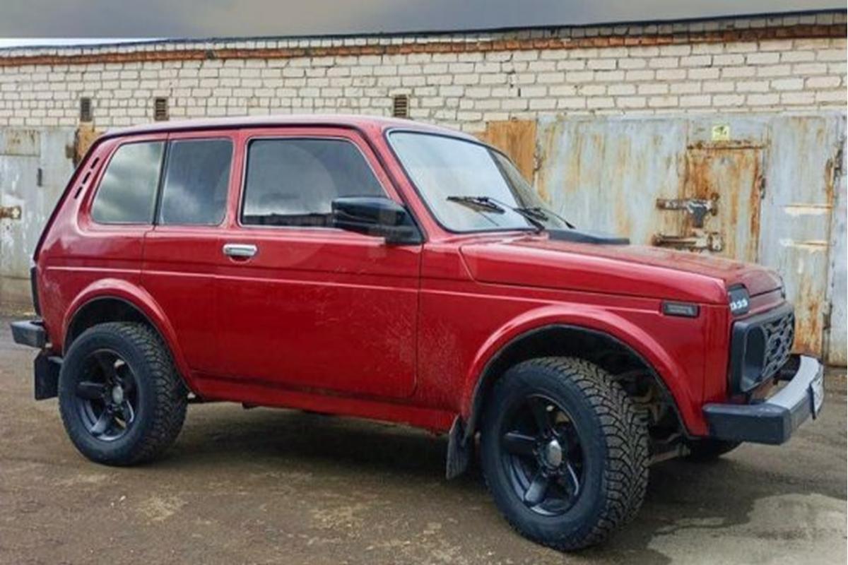 В России на торги выставили бронированную Lada Niva