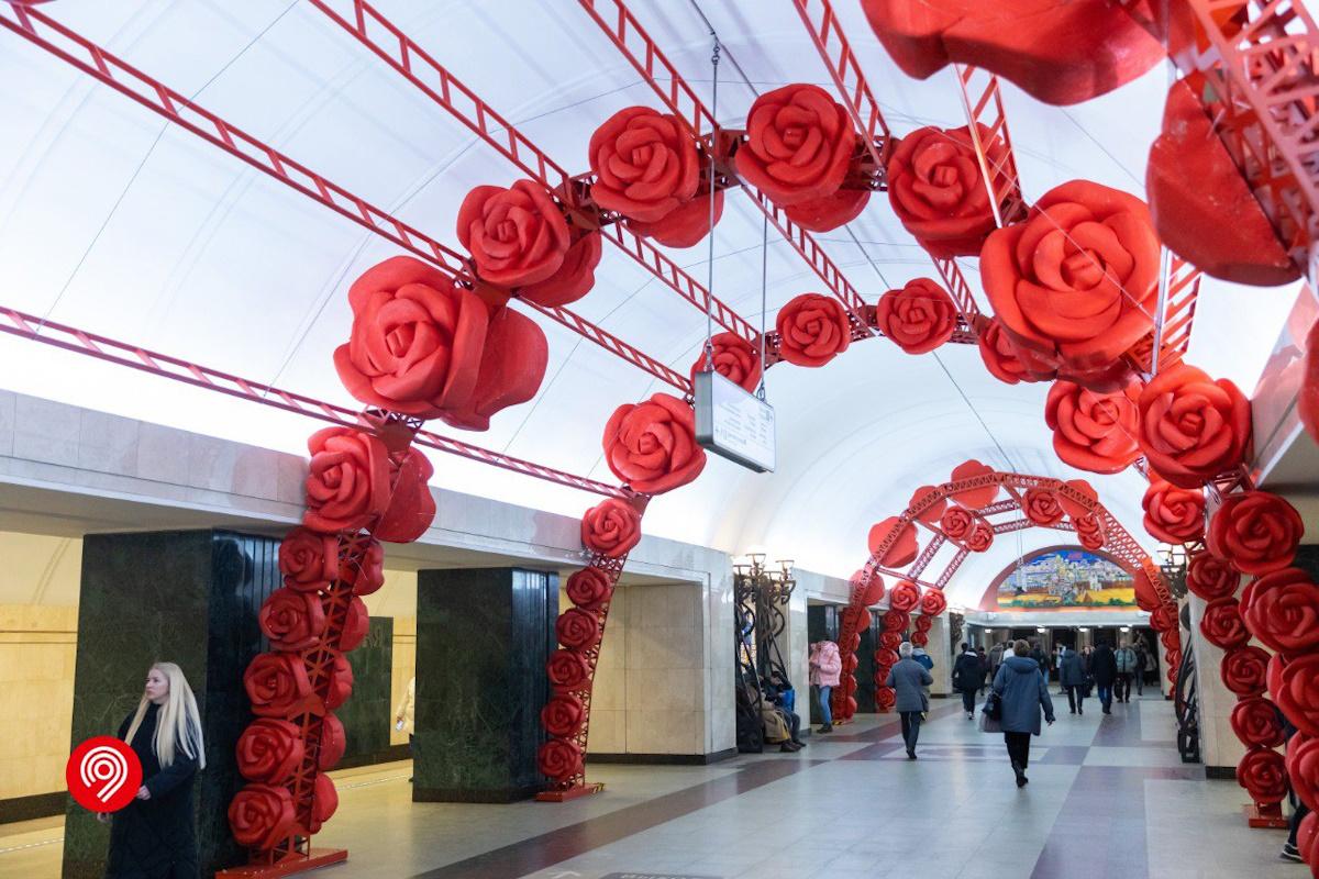 Москва готовится к 8 Марта: станцию метро «Трубная» украсят 400 алыми розами