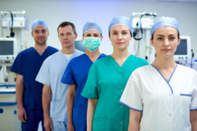 Врач рассказал о пользе цветовой дифференциации униформы медиков