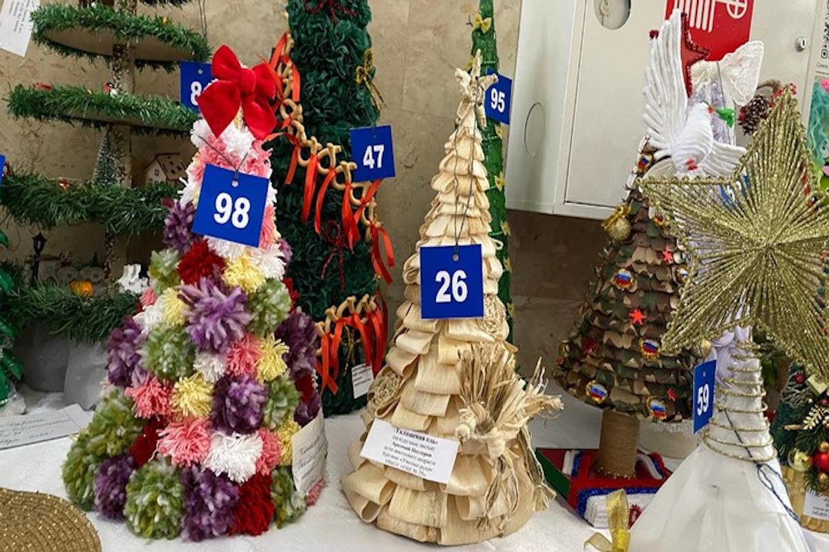 Свыше 500 работ представили участники на городской конкурс «Арт-елка» в Майкопе