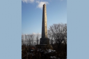 Неизвестные на экскаваторе снесли исторический памятник «Тюкон-хи»