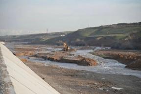 В Казахстане неустановленные лица повредили недавно возведенную дамбу
