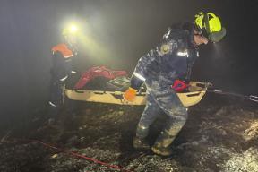 В Крыму автомобиль с людьми сорвался со скалы