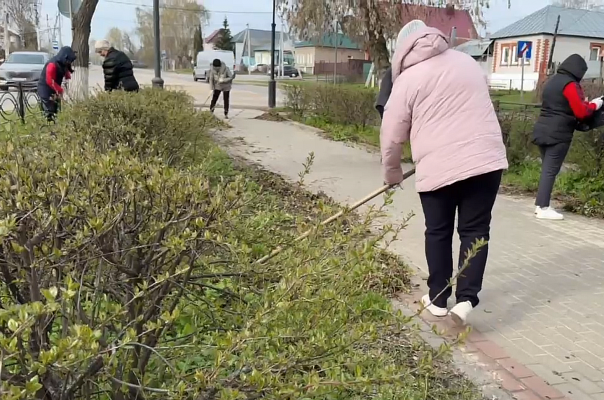 Жители Рассказова присоединились к Всероссийскому субботнику и благоустроили сквер на улице Комсомольской