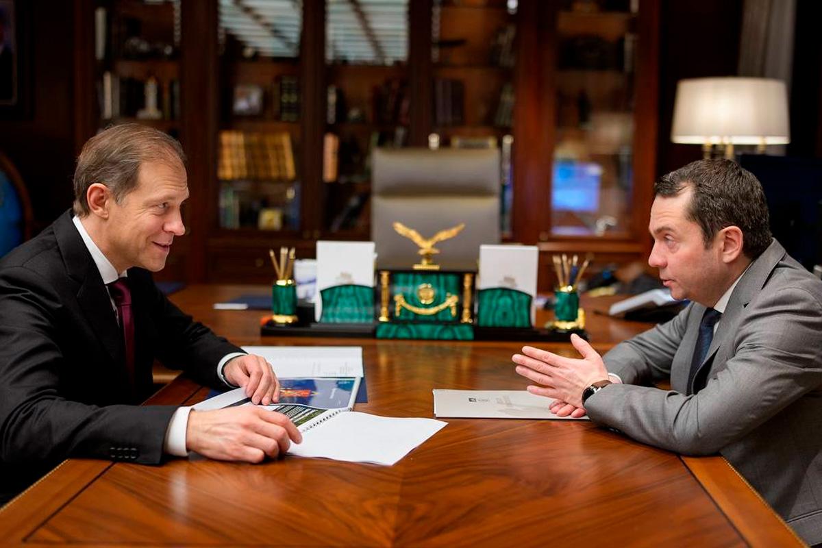 Губернатор Мурманской области Андрей Чибис поздравил первого вице-премьера РФ Дениса Мантурова с днем рождения