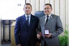 Андрей Турчак вручил председателю Госсобрания Эжеру Ялбакову орден «Тан Чолмон»