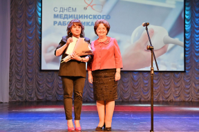 «Ваша работа требует не только знаний, но и огромной душевной силы»: Спикер Ивановской облдумы Марина Дмитриева вручила награды лучшим сотрудникам системы здравоохранения региона