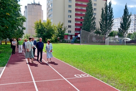 Глава Барнаула Вячеслав Франк проверил готовность школы №127 к новому учебному году