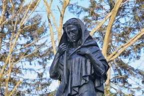 В Биробиджане открыт памятник Матерям Победителей