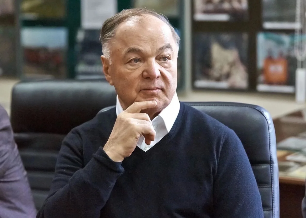 «Его имя связано с добром и заботой о родной земле»: Глава Адыгеи Мурат Кумпилов поздравил экс-президента республики и мецената Хазрета Совмена с днем рождения