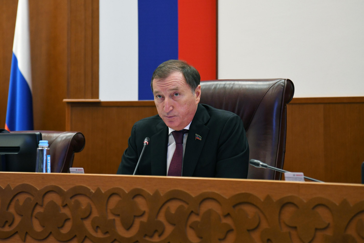 Спикер Народного Собрания РД Заур Аскендеров поздравил сенатора Сулеймана Керимова с присуждением почетного знака «За заслуги в развитии парламентаризма»